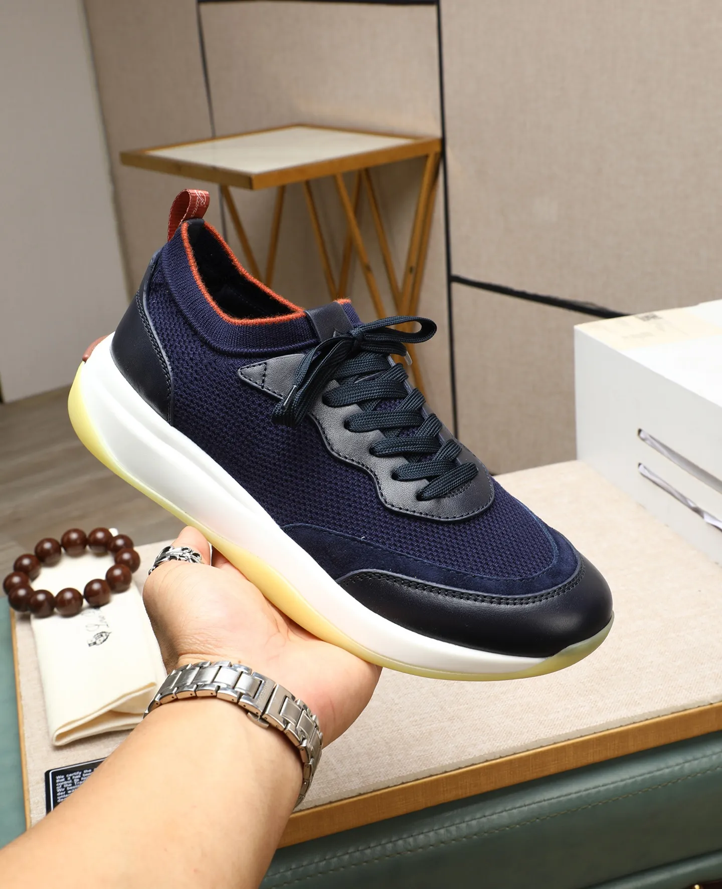 Men's shoes 💰620 🔥𝐥𝐨𝐫𝐨 𝐏𝐢𝐚𝐧𝐚 lp classic loafers, an Italian treasure brand, the only brand that can match Hermès! Only after wearing it do we realize that we can’t live up to our feet. The upper is made of imported first-layer cowhide with breathable fly-knit fabric, water-dyed cowhide foot pads, and the official original glass rubber outsole and pendant. Exclusive original packaging (tag ➕ brand paper ➕ outer box ➕ hand bag) code number: 38-44. Can be customized 45-46